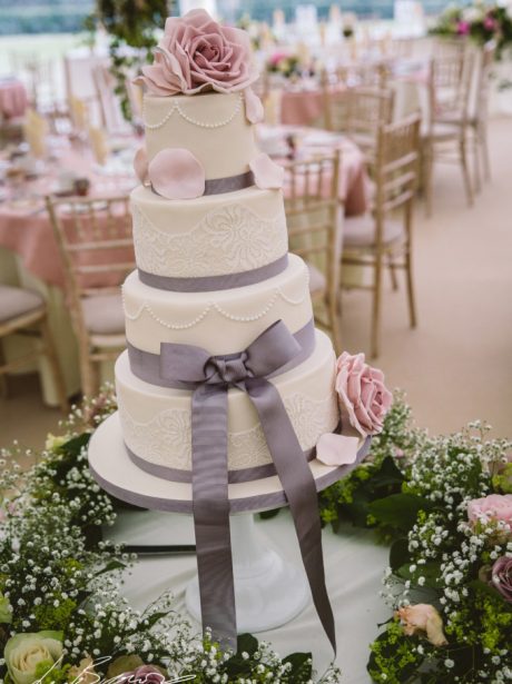 Displaying your wedding Cake