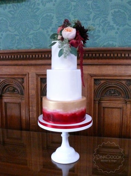 Red painted fresh flowers wedding cake